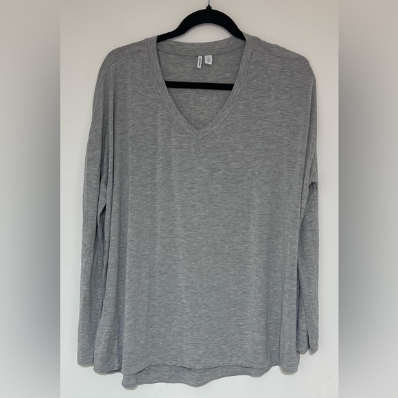 ⭐️ Nordstrom Gray Modal Long Sleeve V-neck T-shirt Size Large NWOT - Picture 1 of 6
